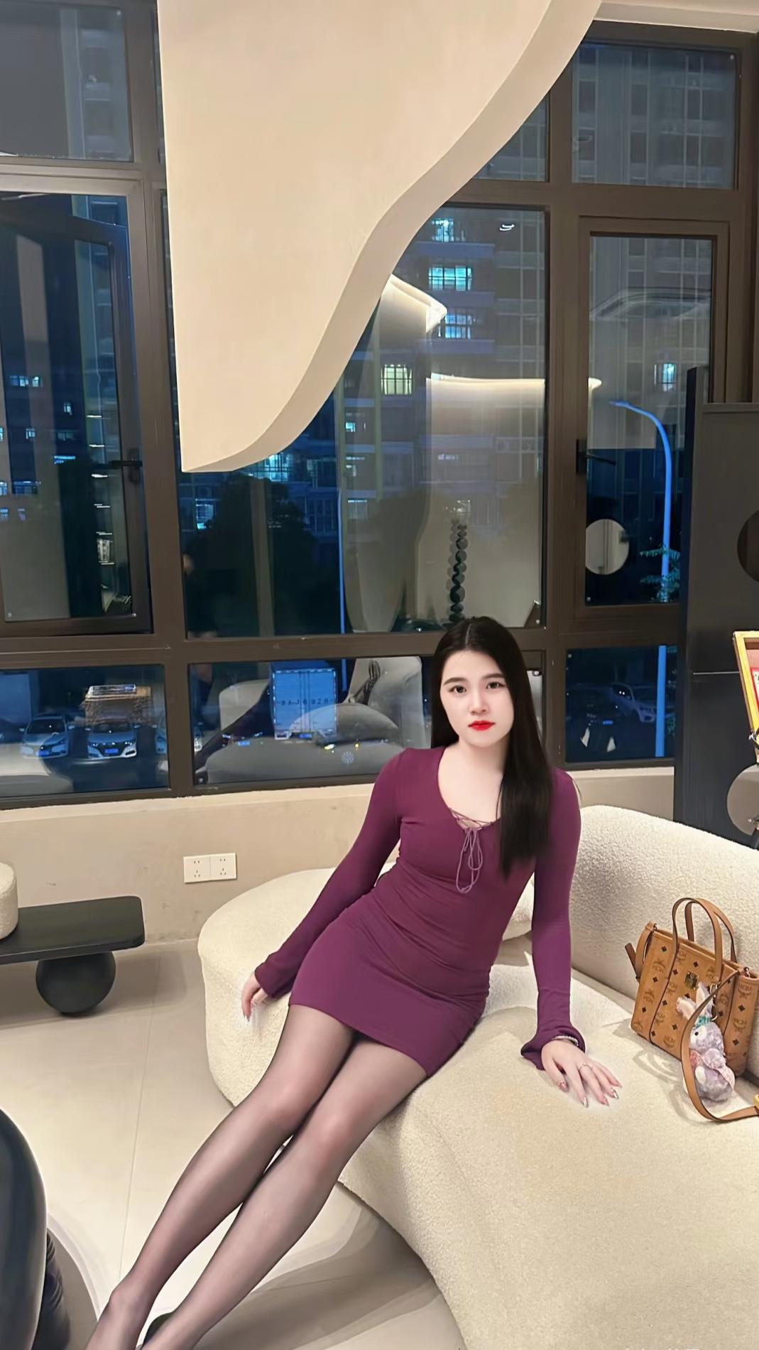 都市夜景下的优雅时光，紫裙少女静坐窗前。美女人像群