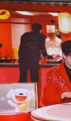 王鹤棣你是真饿了 王鹤棣吃饭工作两不误，别人都是小碗，王鹤棣抱着个大碗，孩子是真