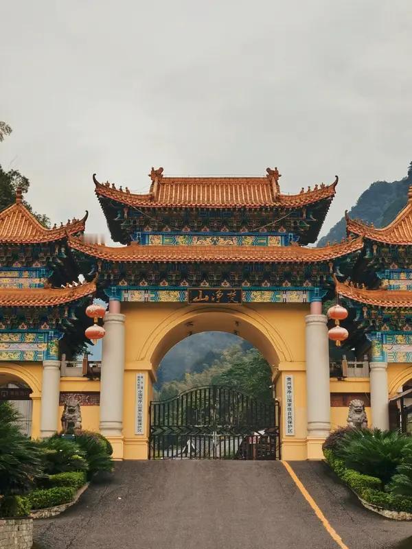 圣景抒情
 
灵川圣境映苍穹，万里清光入望中。
叠翠山峦凝秀气，潺湲溪水沐春风。