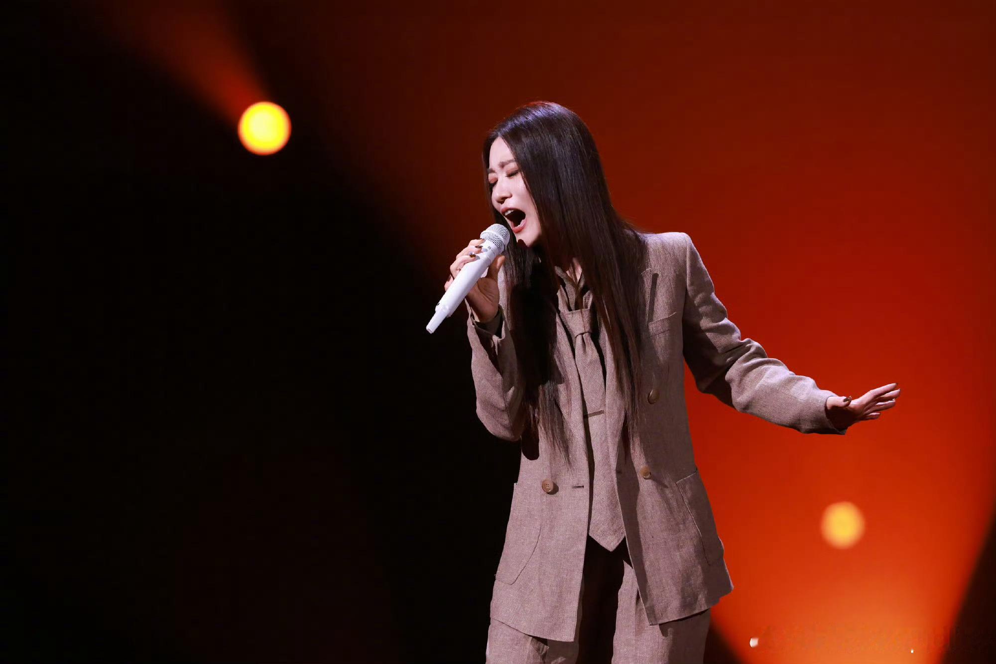 谭晶心软的神 谭晶我真的被谭晶老师感动住了，她真的做到了“用艺术传递善念”，十余