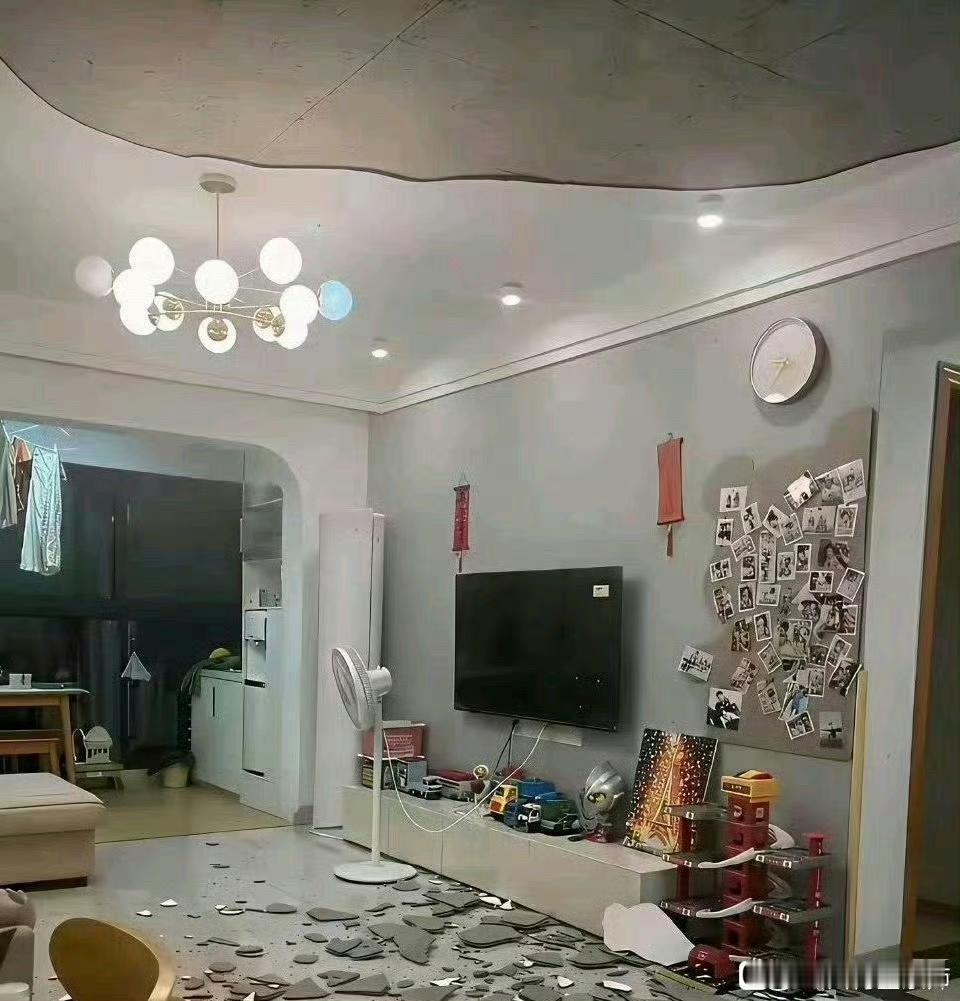 买个菜回家发现天塌了！！楼上的有没有责任？？要不要赔偿？