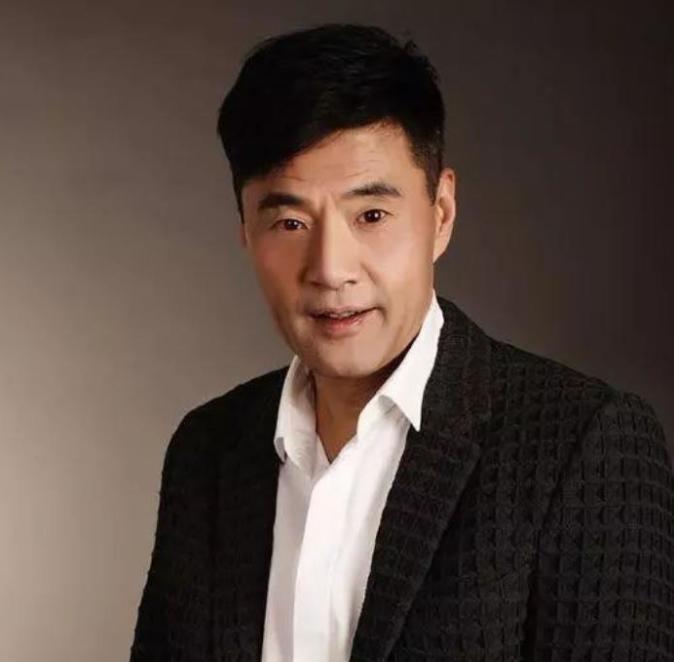 2003年，于荣光的父亲确诊肝癌，医生告诉他：如果不化疗，最多只能活3个月。谁知