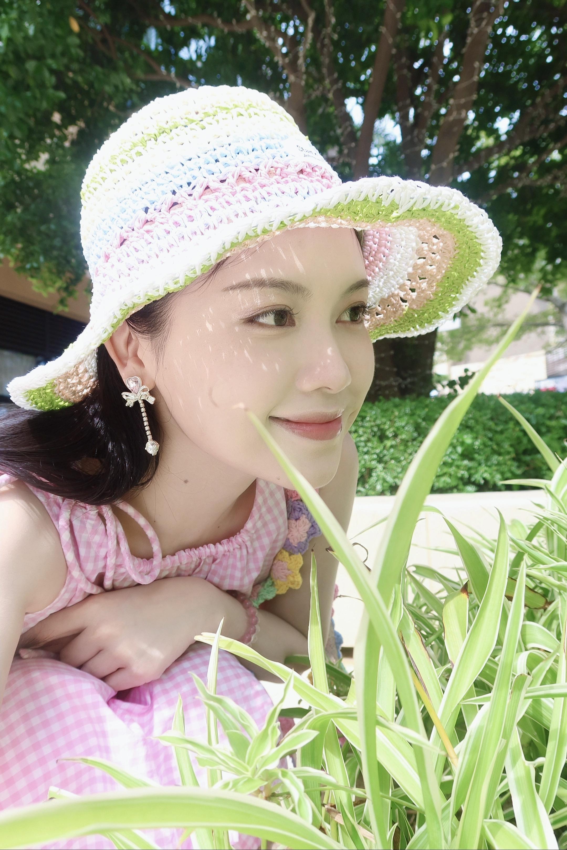 树影婆娑的光斑太迷人💚  绿色繁芜依旧，枝叶似脉络伸展。 重重叠叠的...