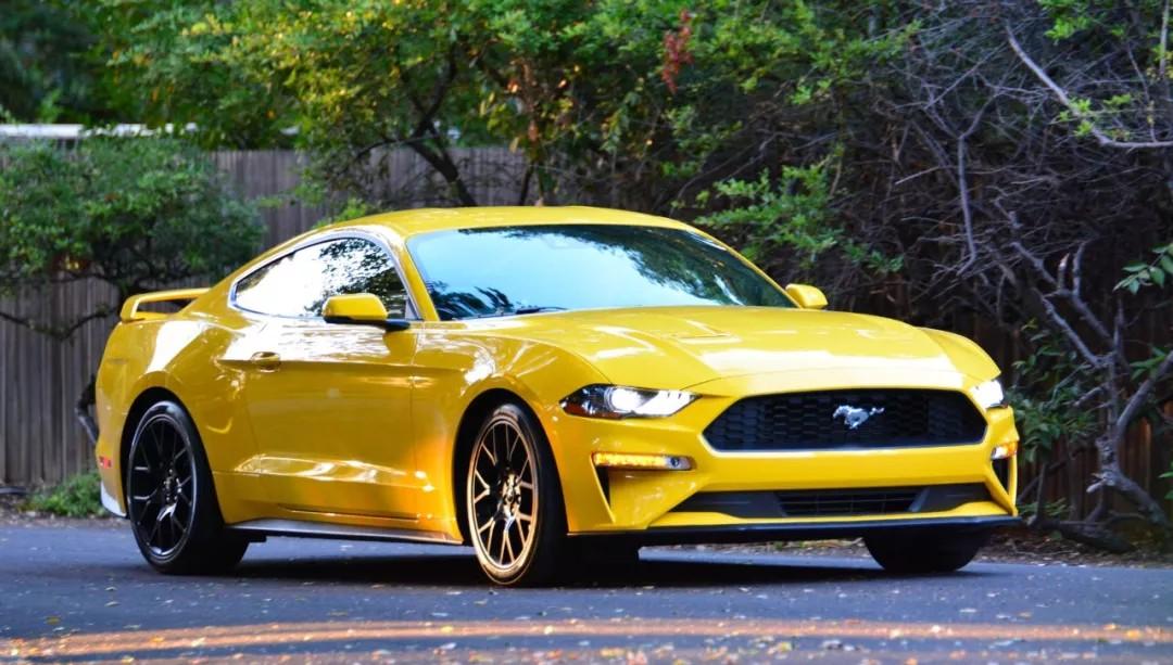 可以说目前在40万以内的跑车这个级别中，野马2.3T几乎是难有敌手的。科迈罗2.