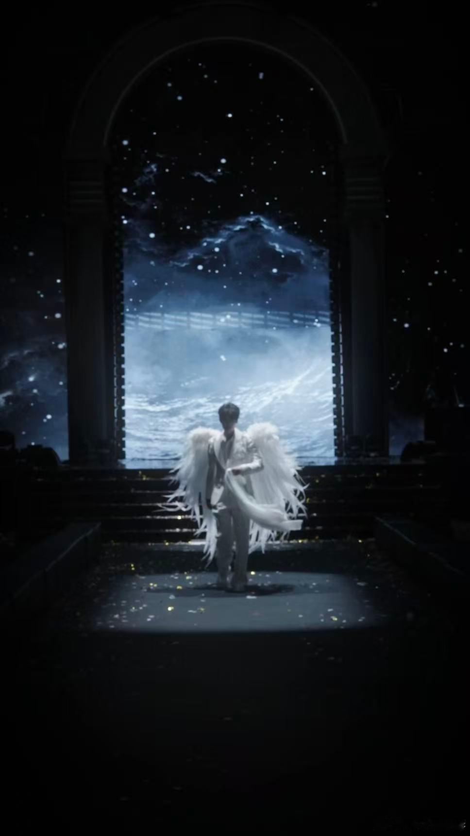 好像看到真天使33了 33今天这一身真的杀疯了，白色羽翼配灯光效果，圣洁又惊艳，