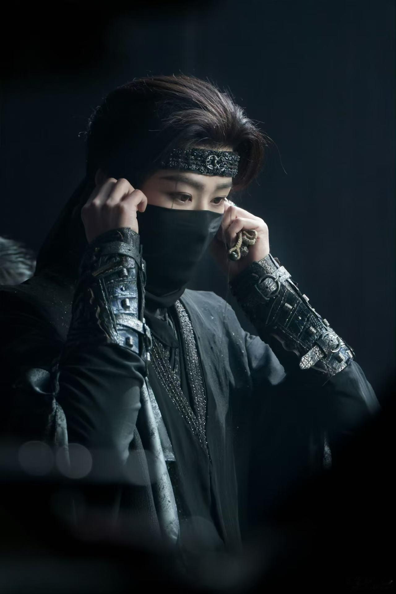 寄灵露芜衣以命换命的偏爱 爱意深藏于每一次生死相护里，纵然世界荒芜，他们的偏爱始