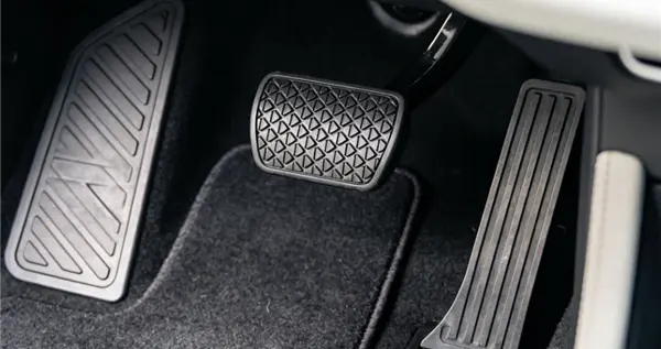 男子1年撞坏3辆豪车 怀疑自己中邪了！医生一查发现他睡觉不对劲