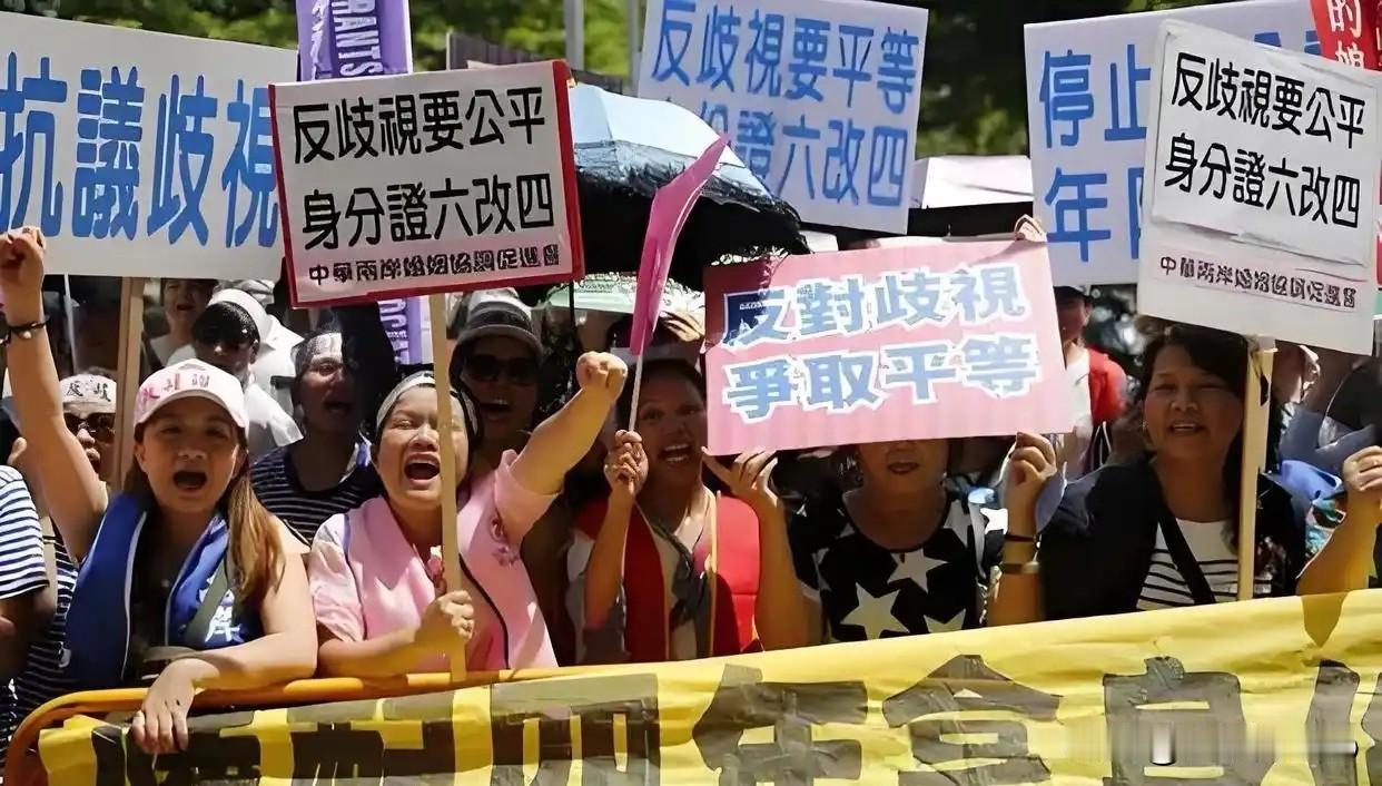 从陆配到台青，民进党户籍追杀为何撕裂两岸家庭
 
最近，台湾移民署宣布废止50人