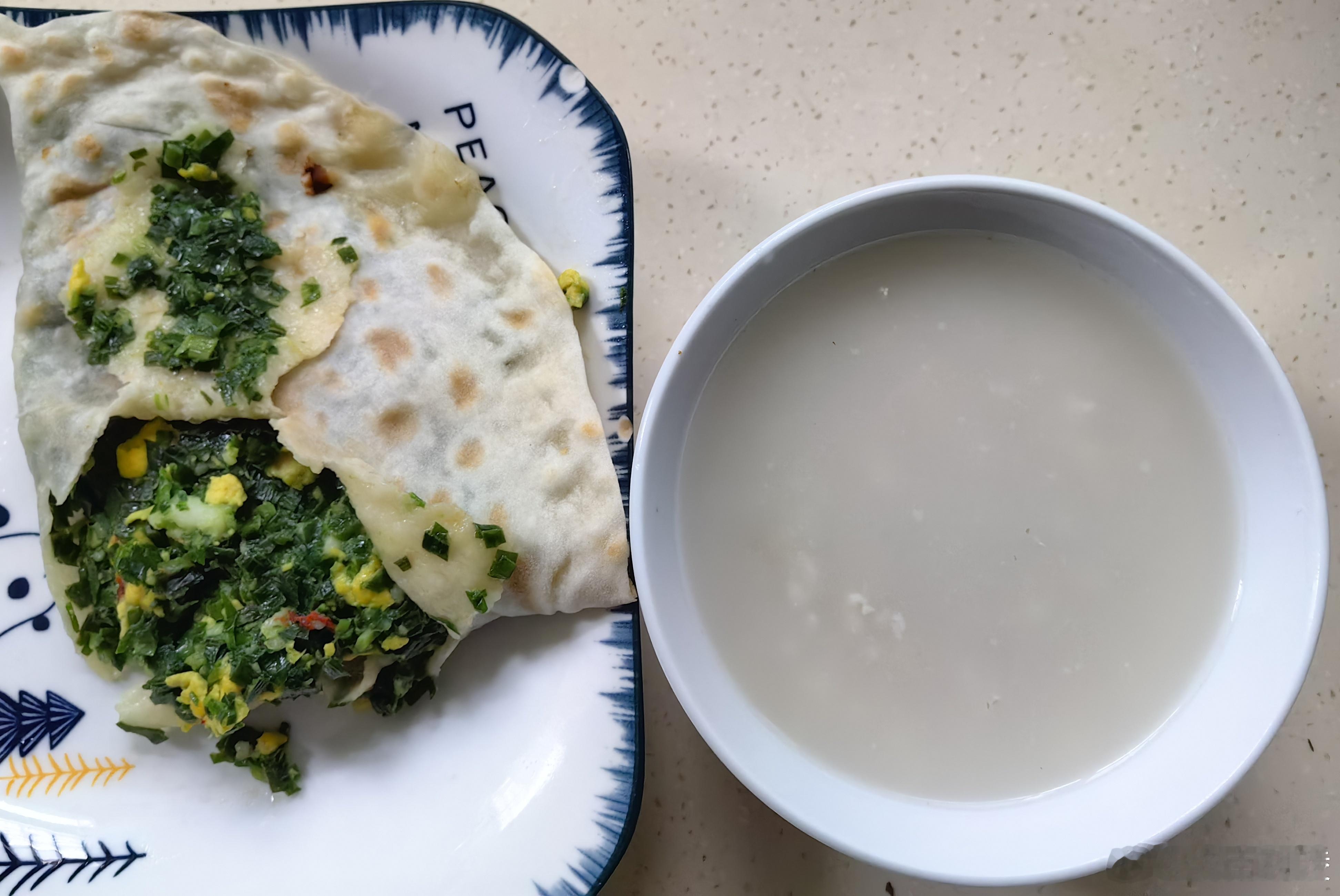 老母亲一个韭菜饼也没吃完，里面加了鲜虾肉和鸡蛋（烙好了放在热饼中间捂软和了），配