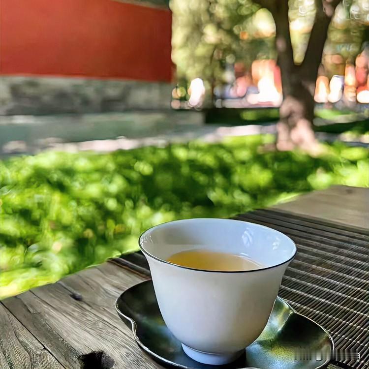 《茶静如禅·鹧鸪天体》
茶静碧瓯烟自萦，不须酒盏闹纷纭。蜜甜终逊一分韵，绿意沉沉
