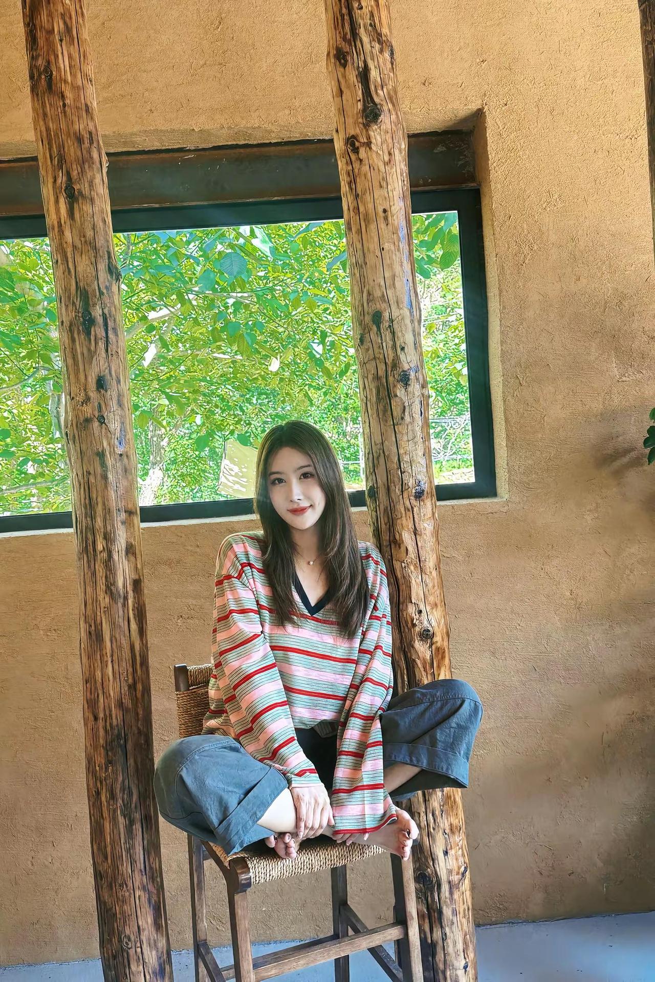 中年又怎样？骨子里还藏着改不掉的少女娇气，会迎合世俗的成熟，也不愿活得麻木将就，