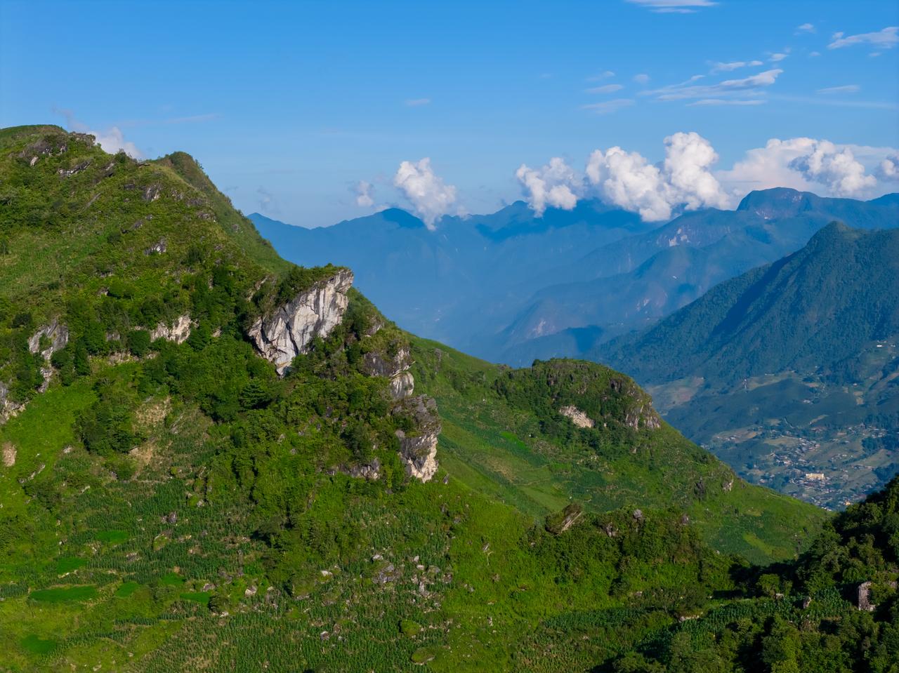越南这几年很火的一个旅游目的地，就是紧靠中越边界的沙坝（Sapa）。

这个深山