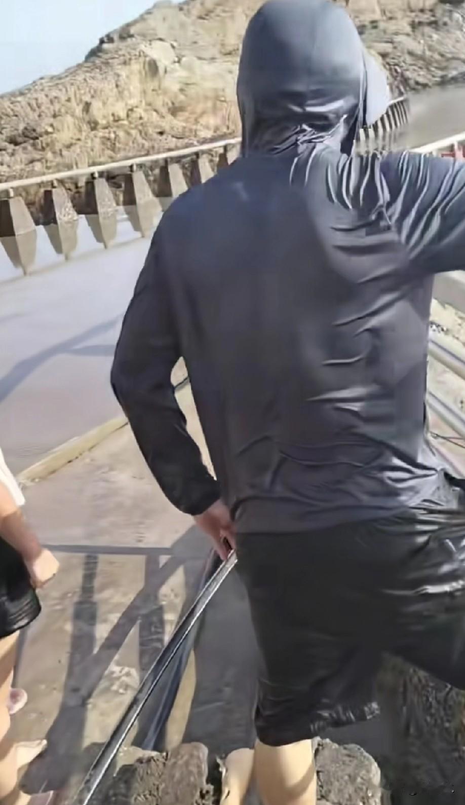本该轻松愉快的海边旅行，最后以痛心的方式收场。
一家四口去海边游玩，一个浪头打来