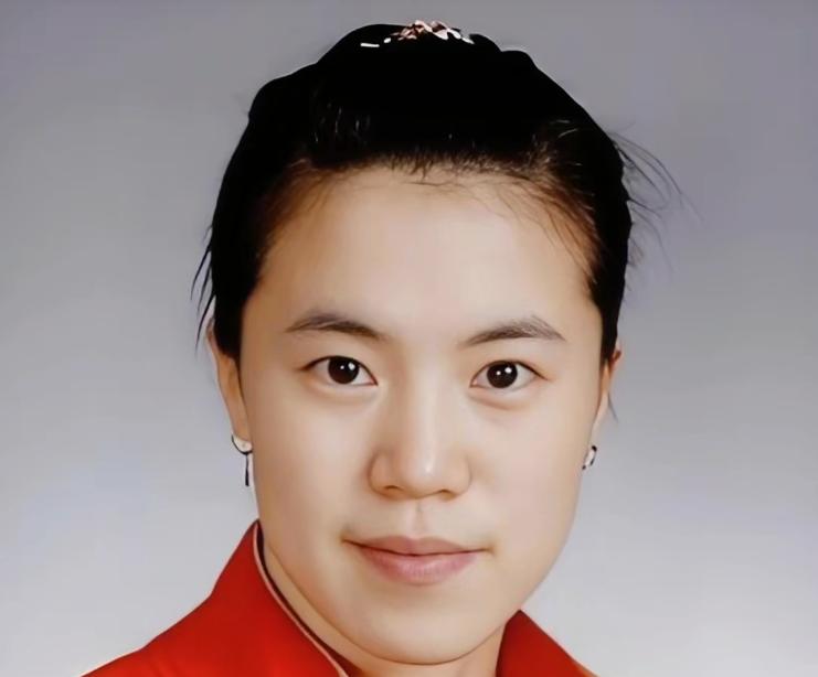 意难平！眼下最难受的人，恐怕非王楠莫属了！熟悉国乒的观众，没人不认识王楠。  
