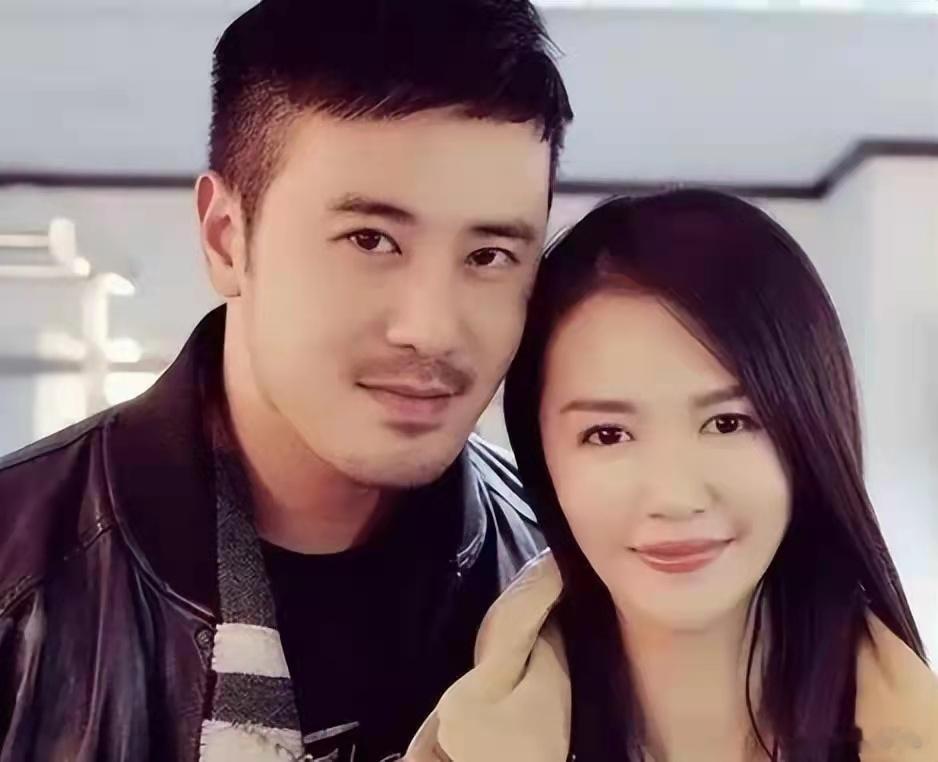 妻子是谭维维，如今40岁无儿女，日子过得也是有遗憾有幸福！ ​​​