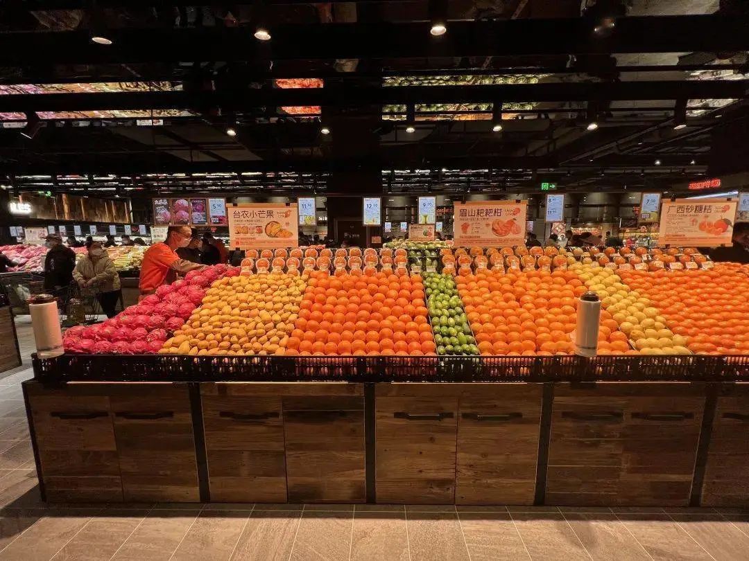 胖东来每周二闭店，整条街的摊贩都不出摊。一个超市的休息日，成了整条街的休息日——