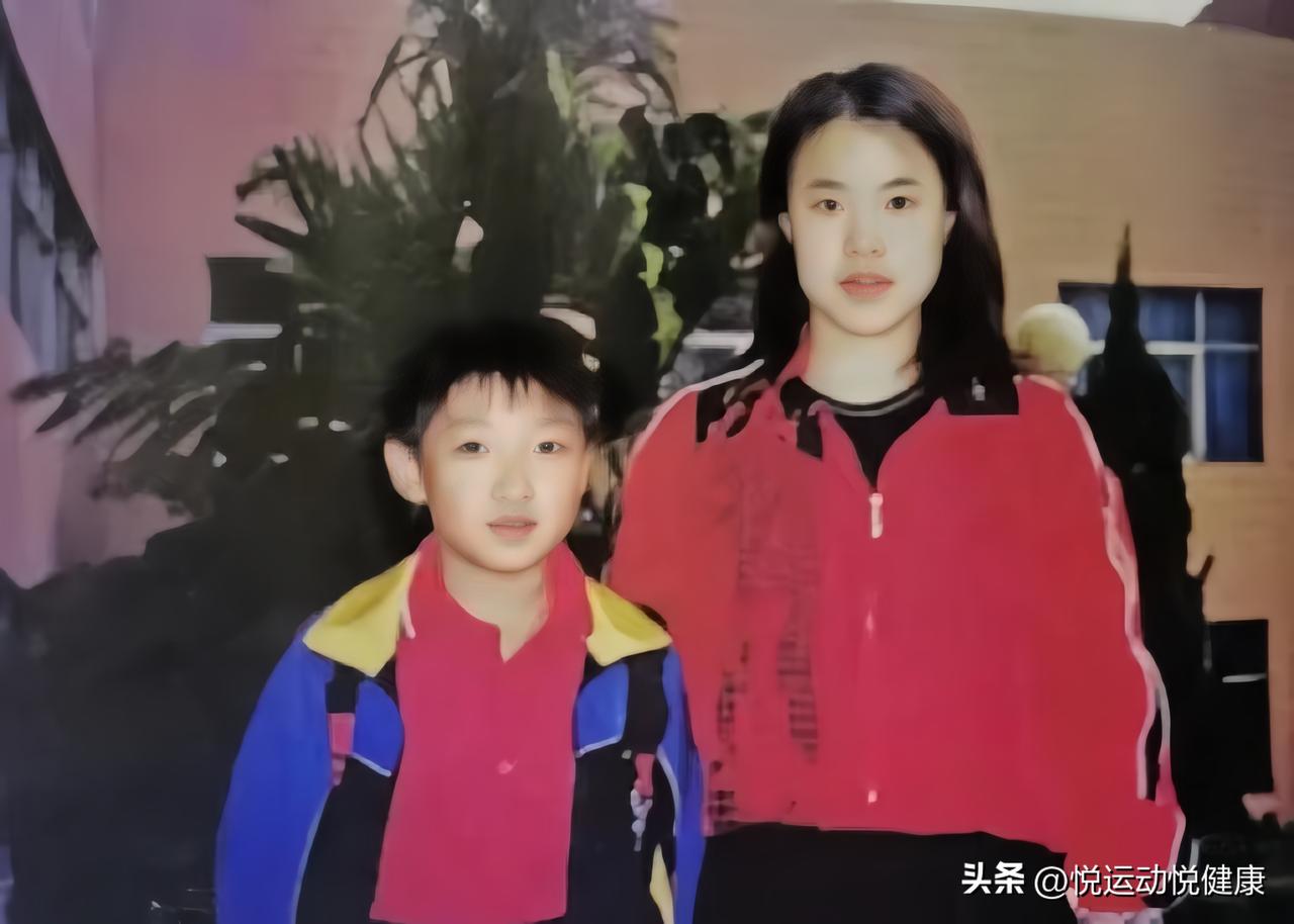 这张老照片定格在二十多年前，大魔王王楠身旁，站着一位年仅六岁的乒乓小将。那时无人