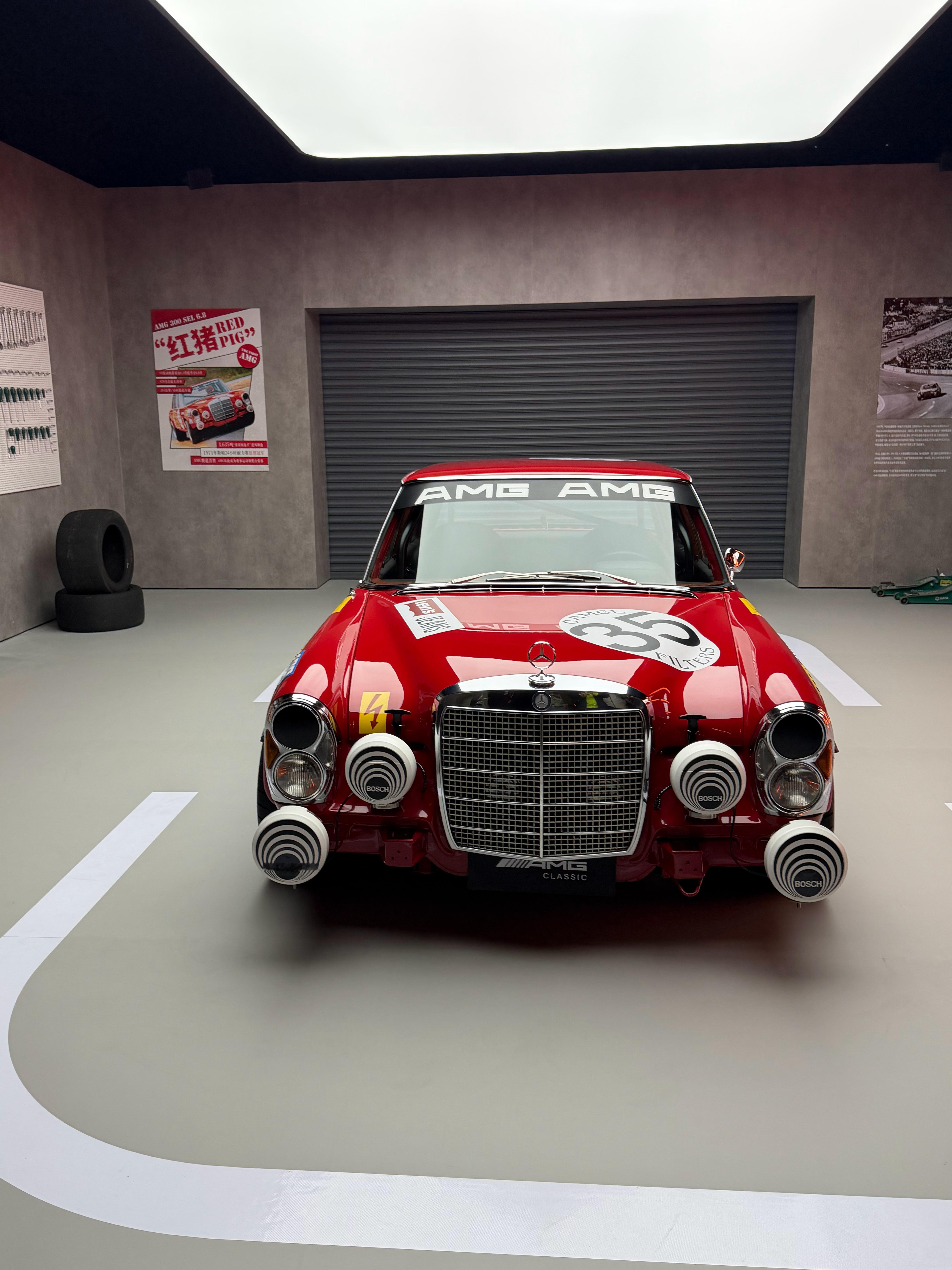 奔驰在AMG GT xx入口两侧分别放置了4台经典老车助阵。非常有趣①1971年