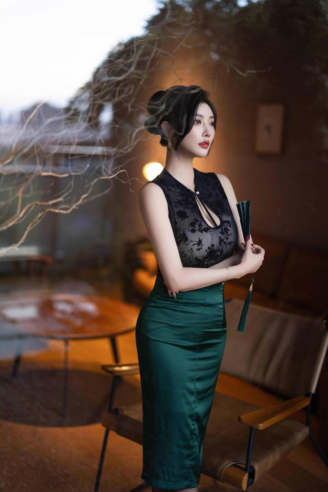 有哪些美女让人过目难忘？碧色旗袍。秀色可餐