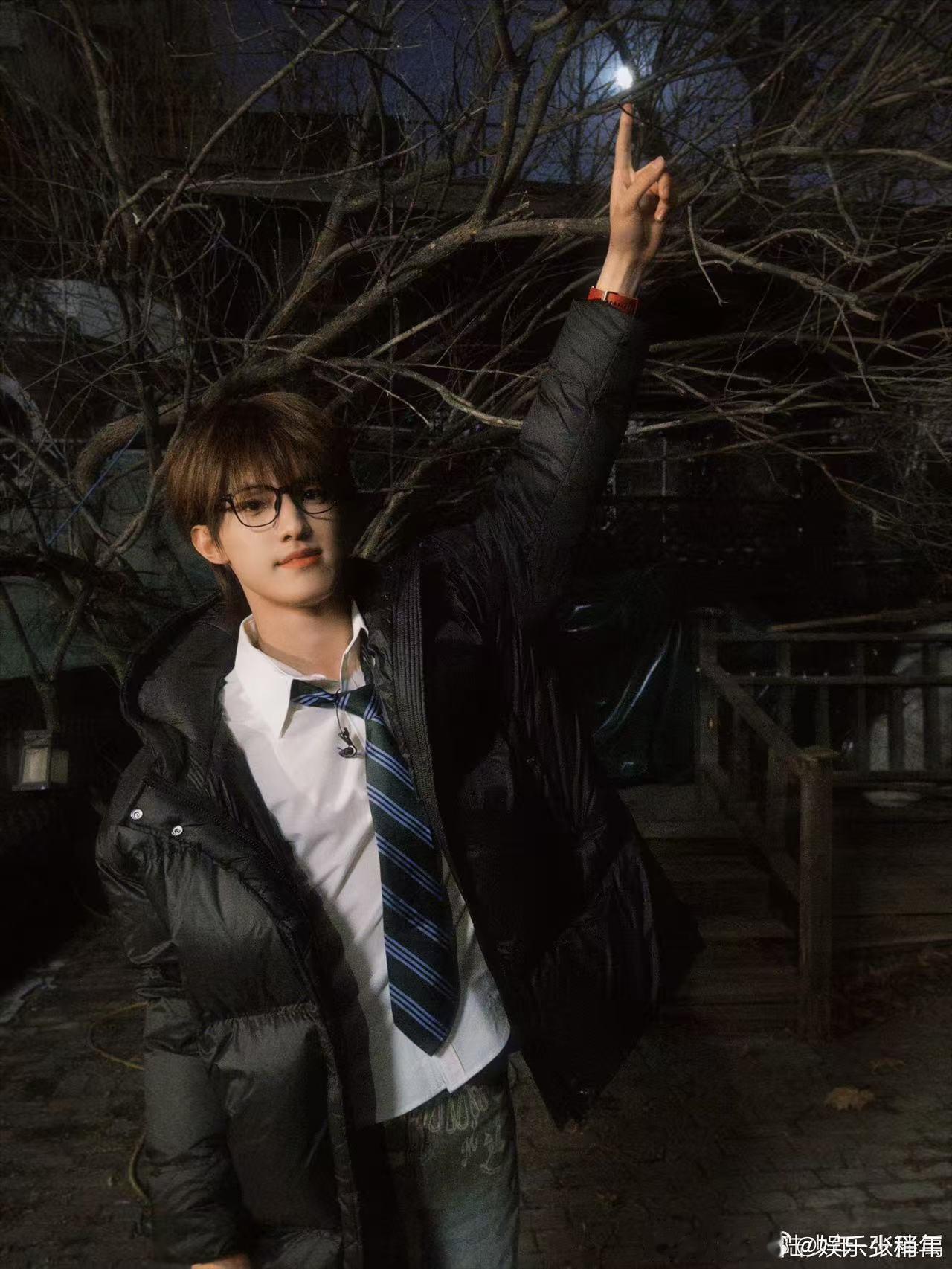 张泽禹昨天晚上天上的大月亮张泽禹月夜随拍 张泽禹的月夜随拍杀疯了，黑框眼镜一戴，