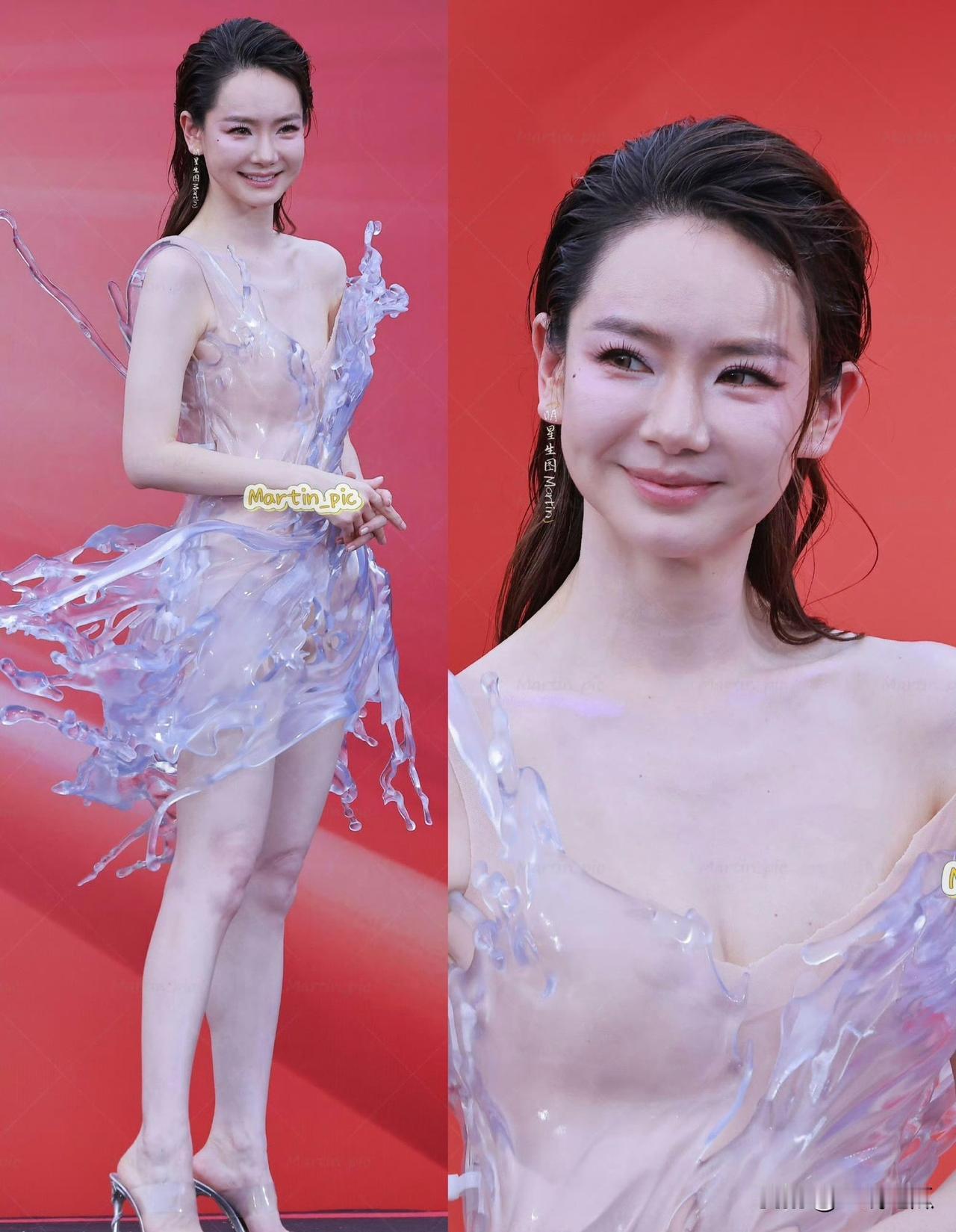 戚薇这次真的太敢穿了！
跟一众盛装亮相的女明星同台，竟然直接穿上3D打印的裙子。