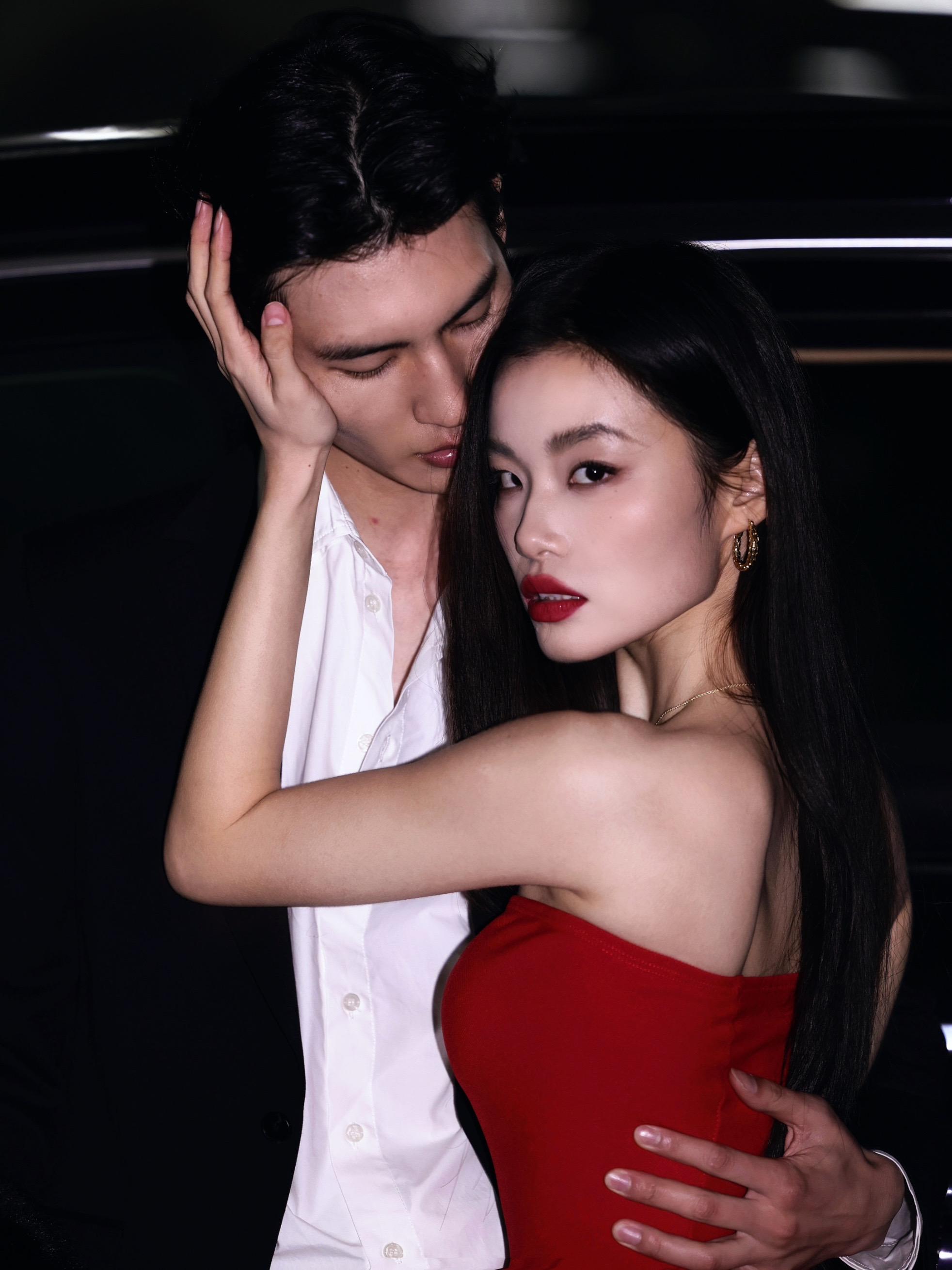 “女明星私会绯闻男友？！”