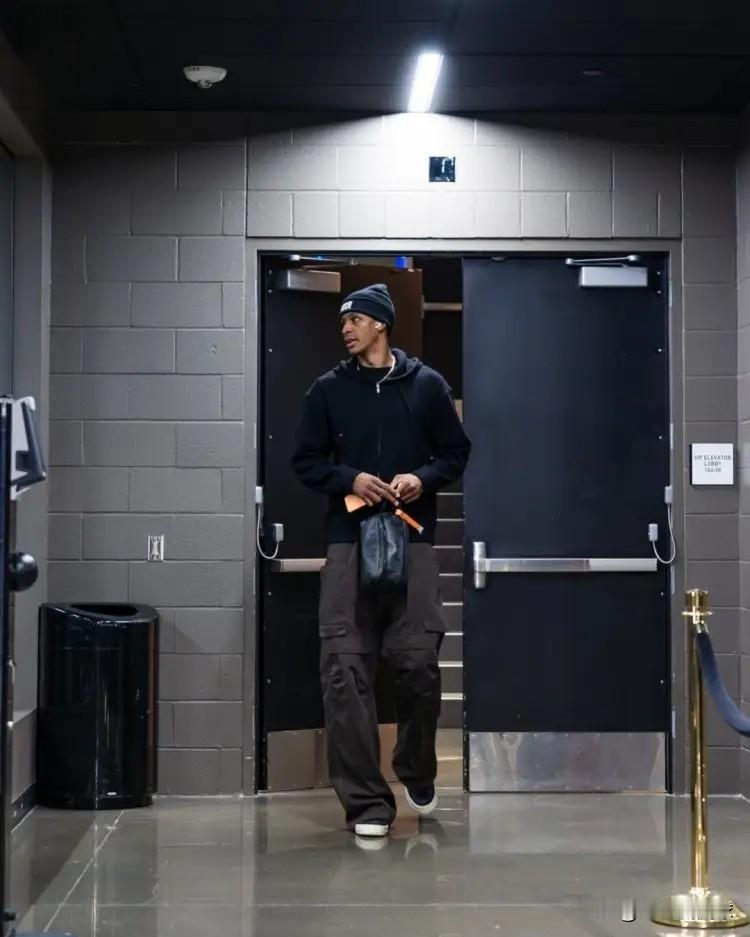 美国名记Nate Jones真是太看重火箭大将小史密斯了！今天Nate Jone