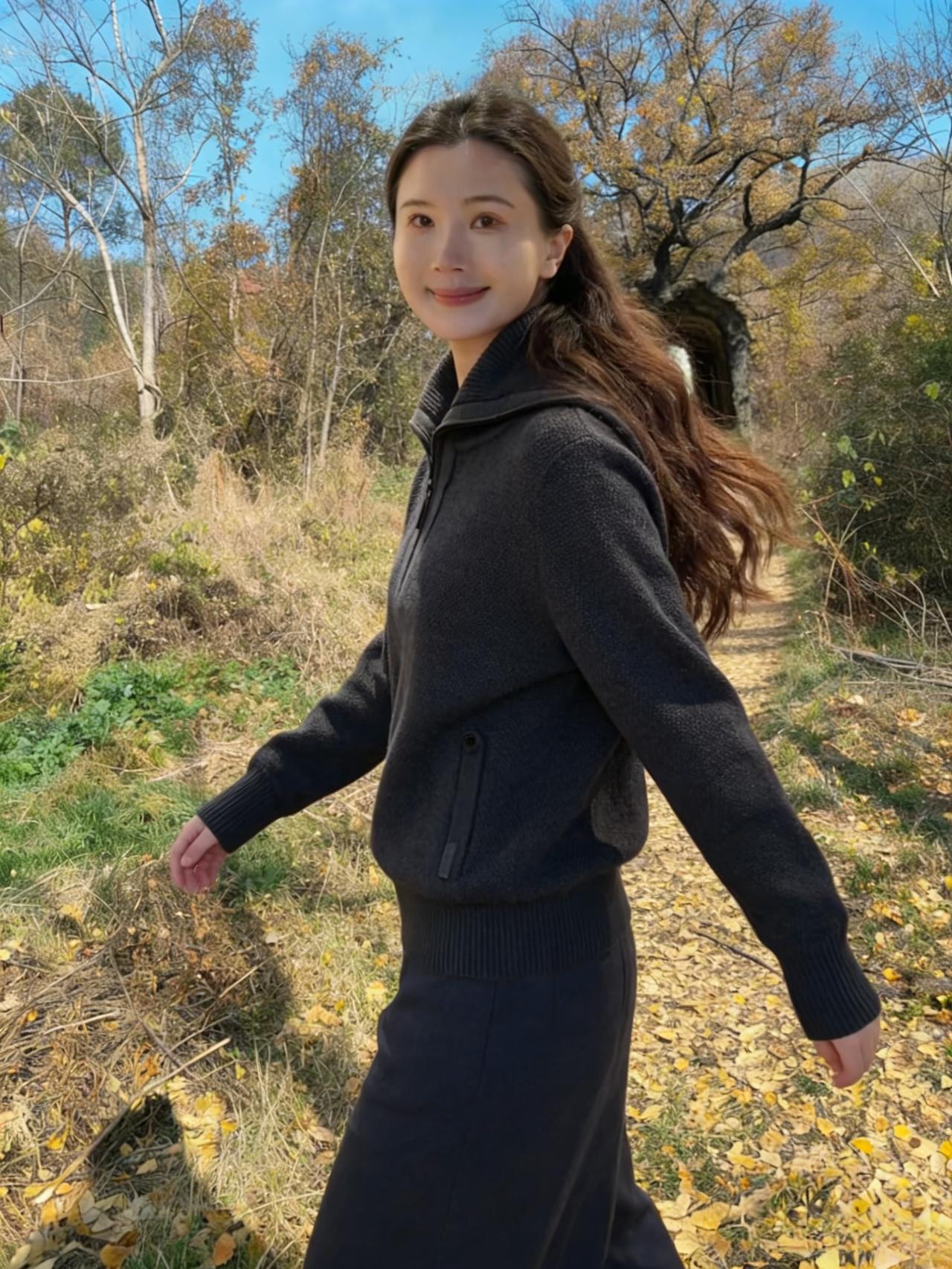 何必追赶光？你就是行走的明媚。