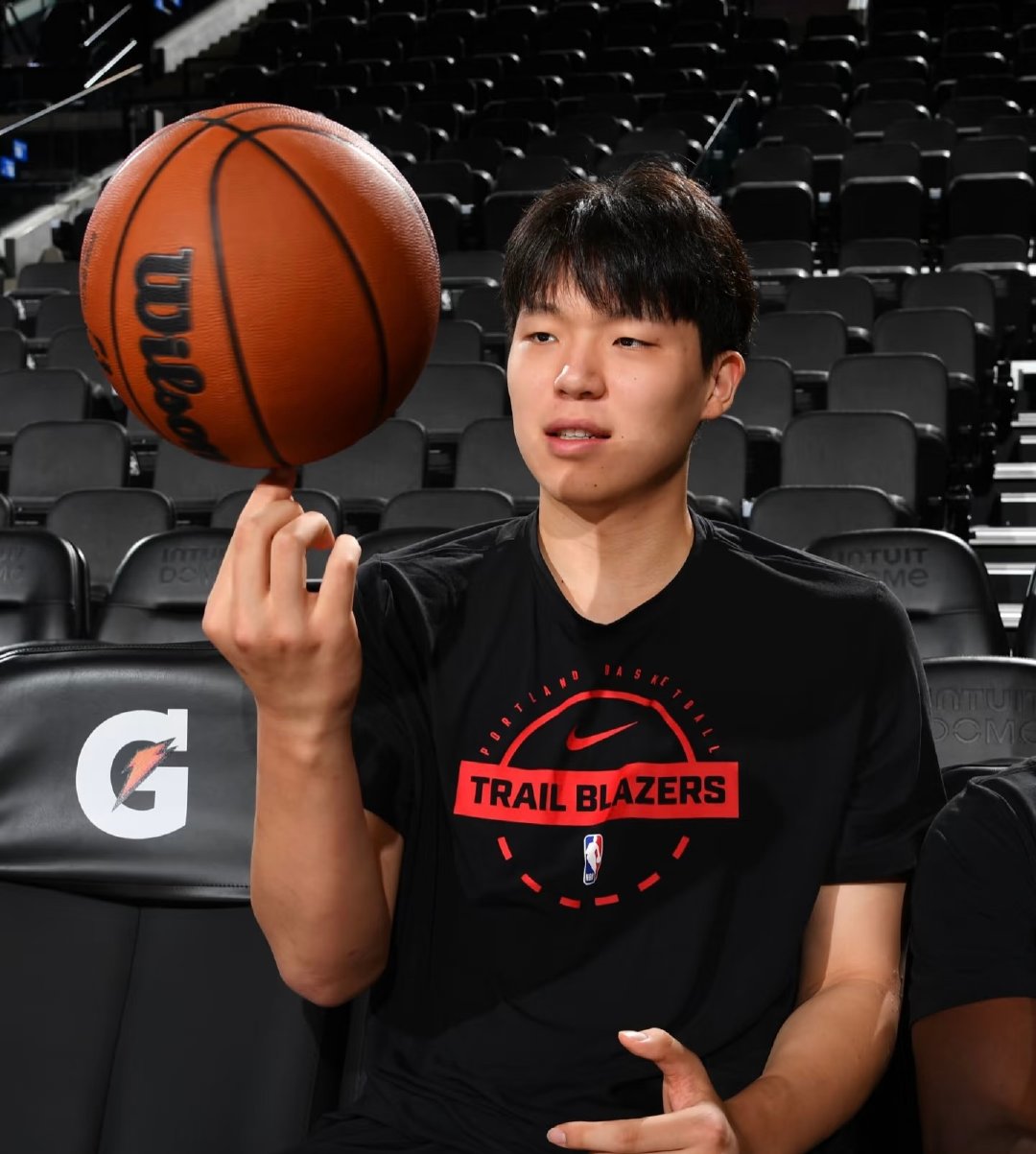 从选秀狂欢到退票潮，开拓者这操作寒了球迷的心。专门为看小杨买的季票，结果场场坐冷