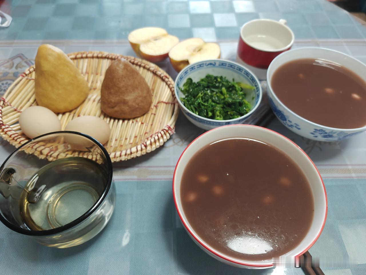 早餐吃什么？
六点就起床了，电饭煲里预约的杂粮粥好了（糙米红枣花生红小豆），蒸锅