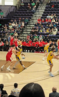 这也犯规？今天发展联盟混音对阵南湾湖人的比赛中，杨瀚森继续首发登场，但在对手的严