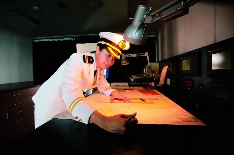 女人长得漂亮和活得漂亮，这问题就像在纠结玫瑰的艳丽和它的芬芳哪个更重要。
长得漂