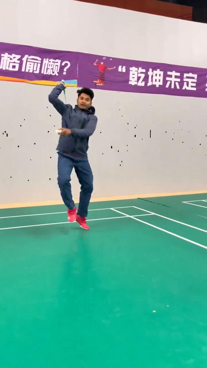 后面跳，并步，注意这不对。蹬船，后面这条根部，两步，三步，不可以，不要跑步，这个