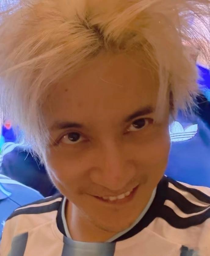 薛之谦他超爱！薛之谦观看了阿根廷对阵英格兰的比赛对于偶像梅西，薛之谦喊话表示：“