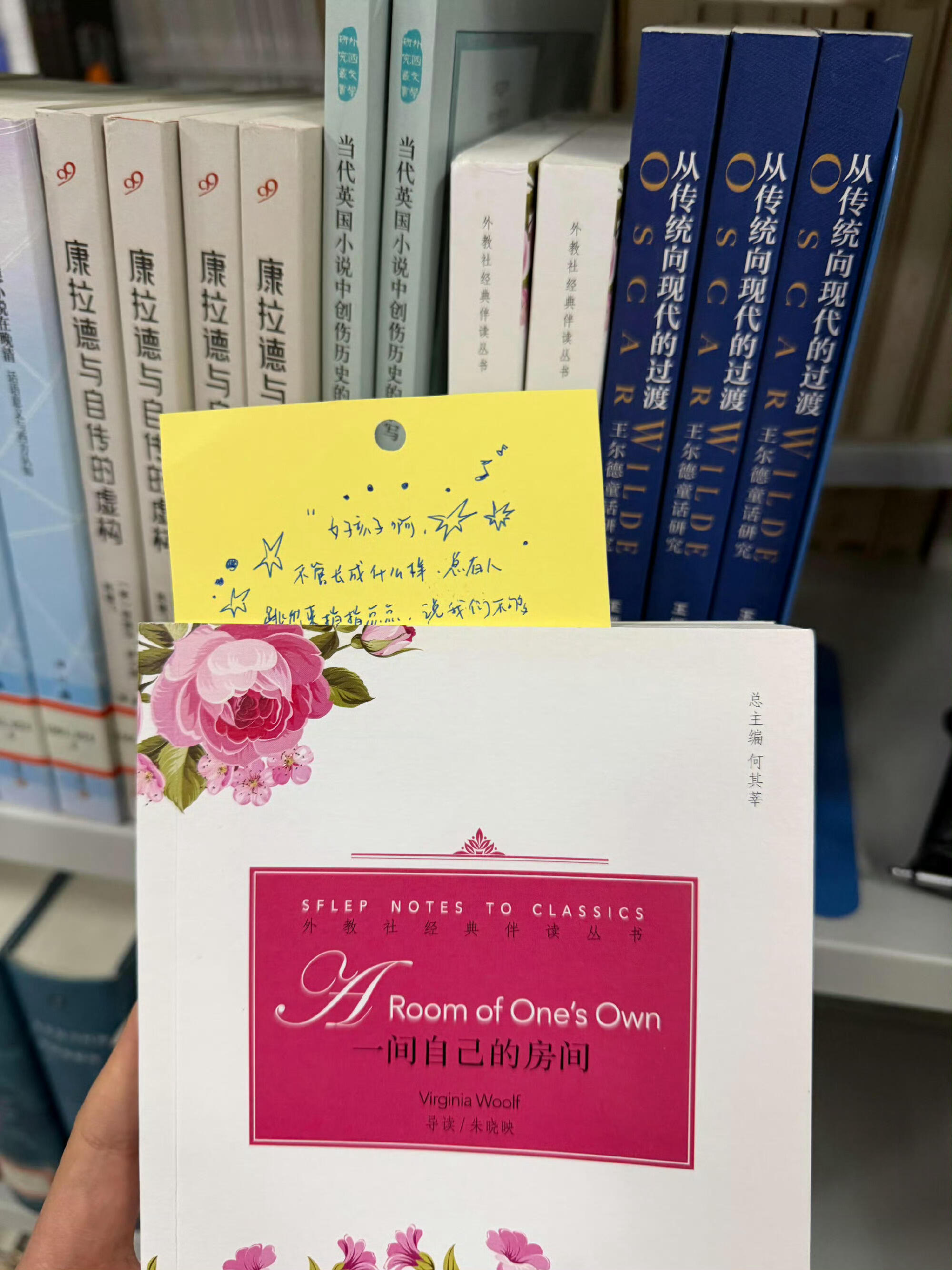 晒粉丝送的花（上面写着“祝你铮铮，祝你昂扬”）；粉丝说“谢谢你我在浙传的每个剧组