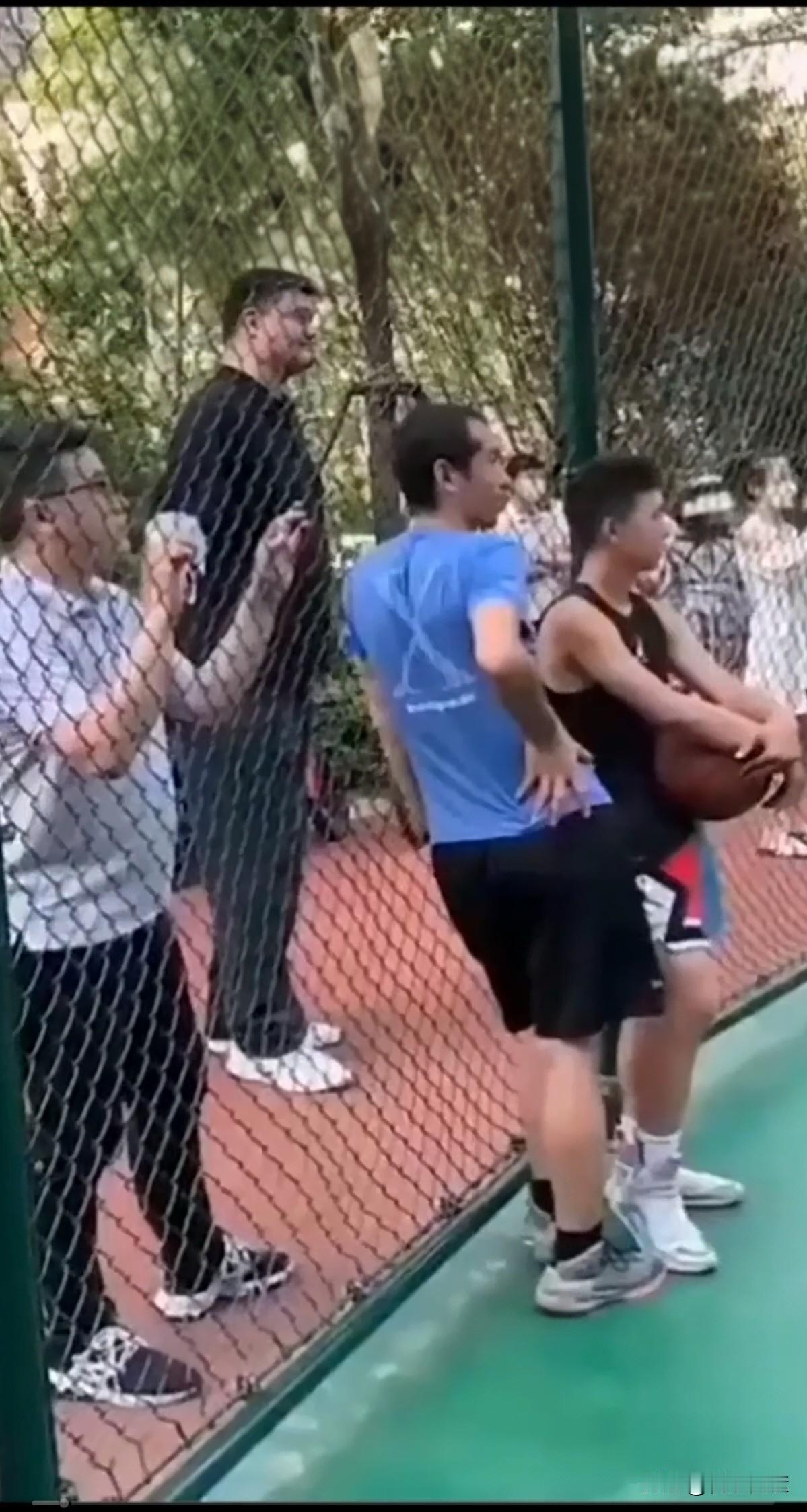 体育大佬姚明主席太低调了，
在球场外一声不吭地看球，
随后应邀又示范投篮，
这亲