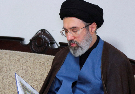 穆杰塔巴当选接班人，几个细节令美国和以色列很不安！据伊朗塔斯尼姆通讯社报道，穆杰