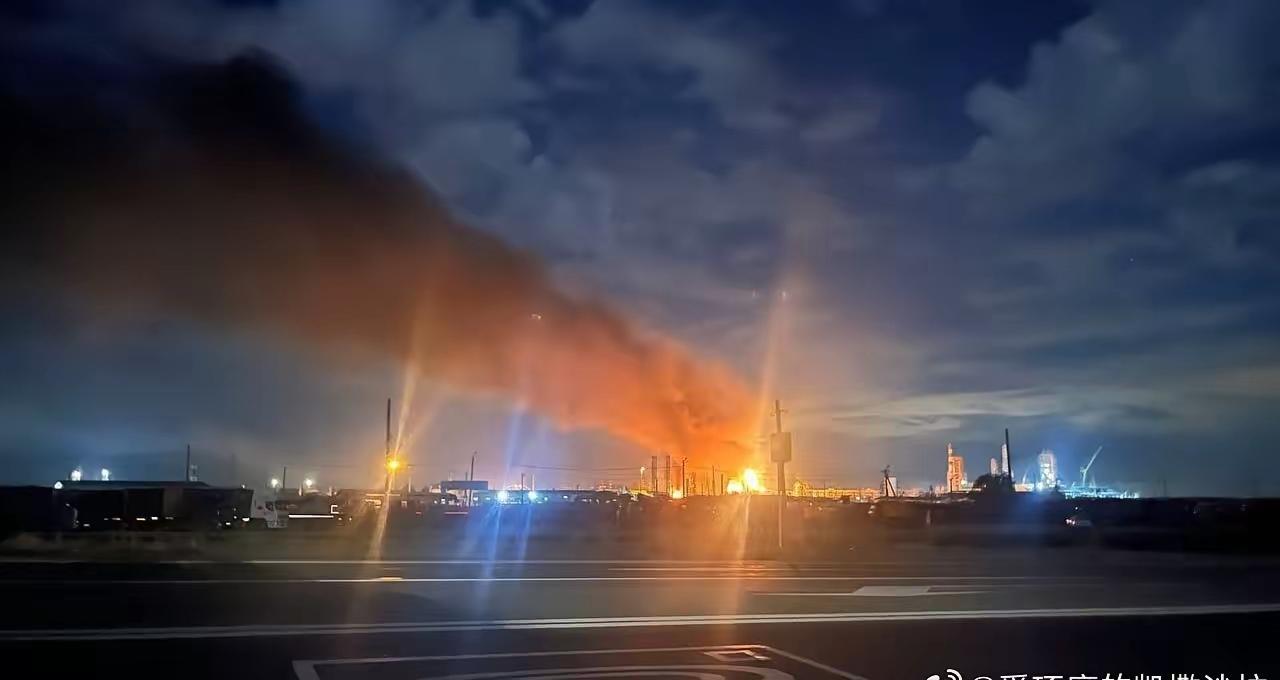 乌无人机袭击俄又一炼厂。

​乌克兰无人机今早袭击了俄罗斯克拉斯诺达尔边疆区的伊