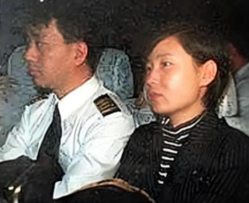 1998年，国航机长袁斌只因为不满分房制度，携带着妻子，驾驶载有95名乘客的飞机