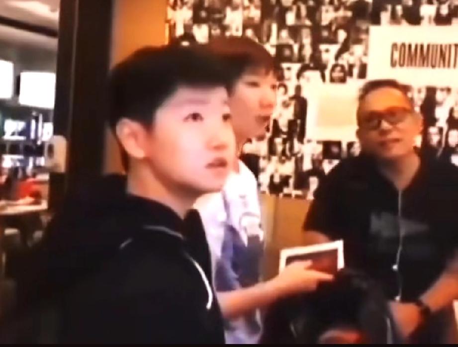 给大家科普一下，国乒“T2小分队”指的是中国国家乒乓球队的三位运动员，王曼昱、王