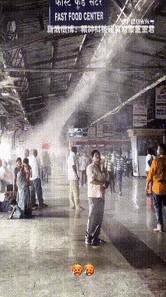 当印度连日飙到40—50℃时，夜里都压着35℃，火车站电力顶不住，只能开足喷头靠