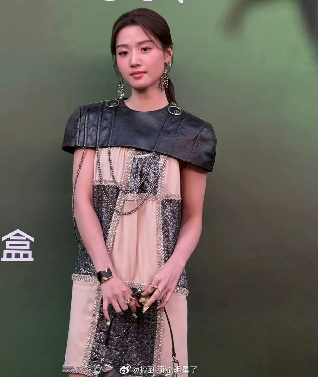 卢昱晓工作室在干嘛到底谁给卢昱晓做的造型这么大的活动工作室到底在干嘛？ ​​​