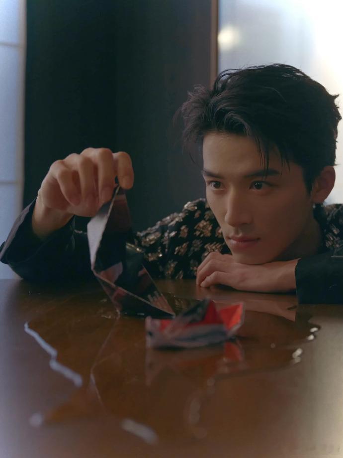 #王星越锁骨养鱼#  哇塞，真的是不允许大家还没有欣赏到VOGUE出发图王星越锁