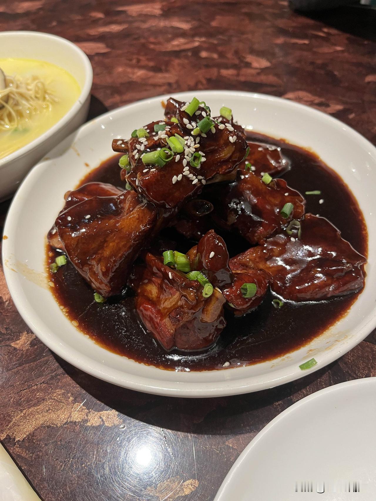 前天去市里玩路过公花园旁边的迎宾楼，正好肚子饿了，三个就进去吃饭，人真多，还要拿