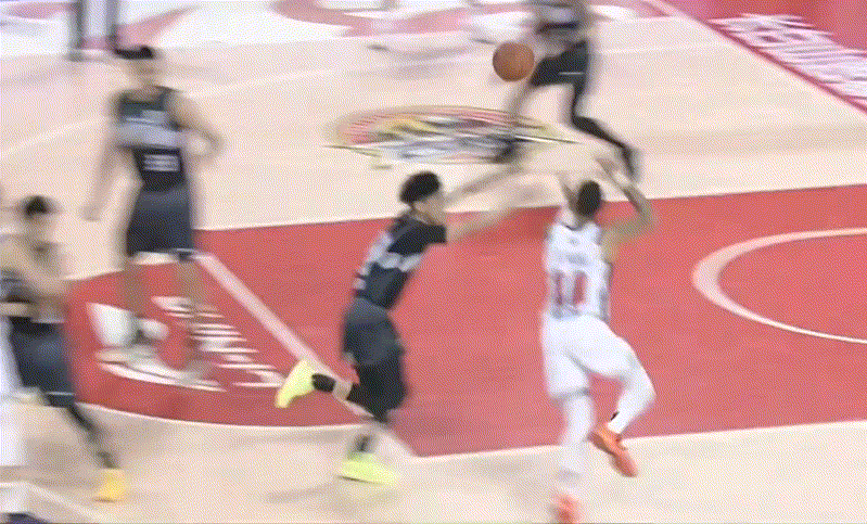 我的天奎因打嗨了！各种反击飞扣，三分抬手就有，三节没打完已经砍下38分！天气越冷