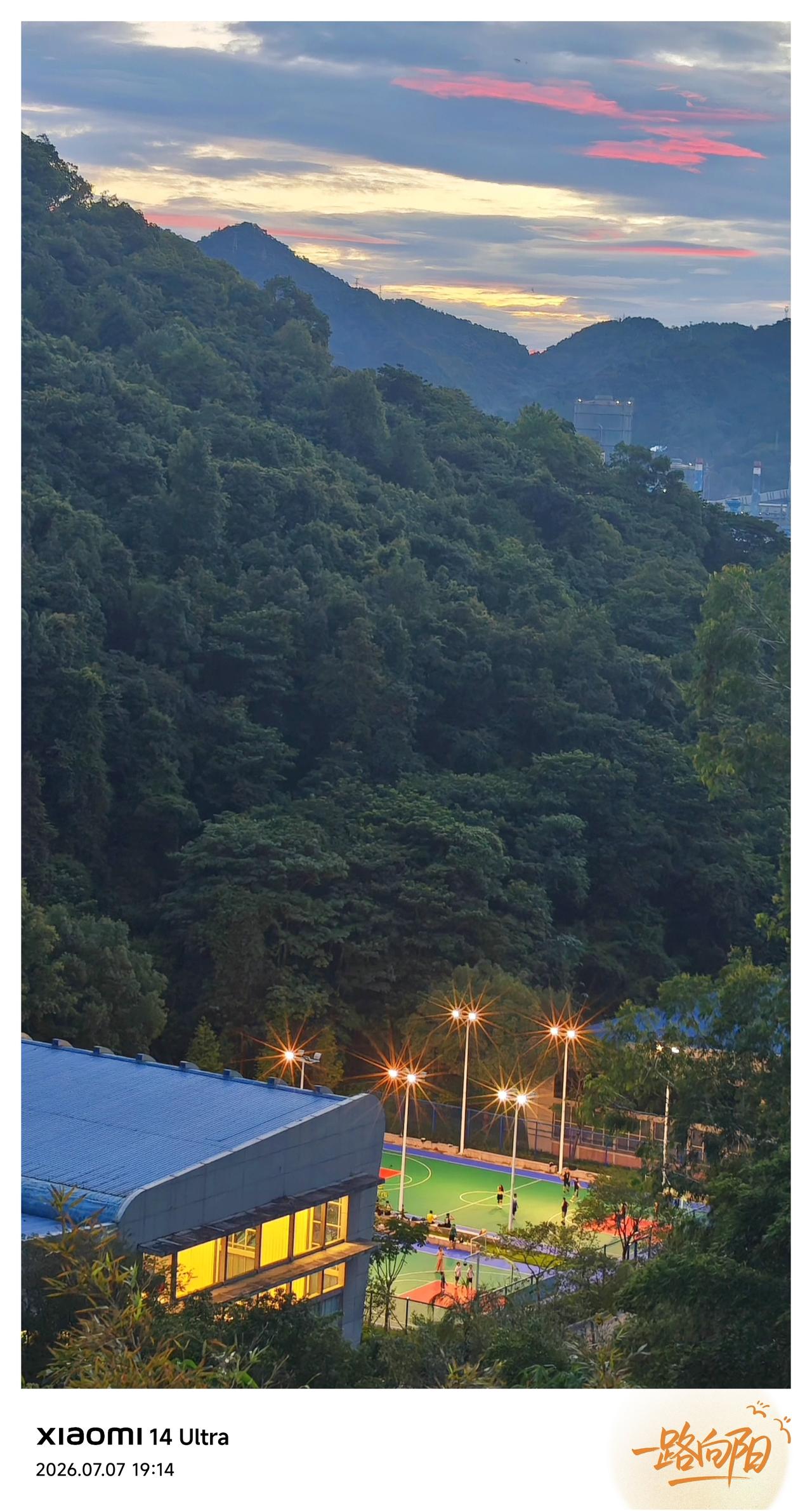 小米14u拍的夜景照片
还是花了一点小心思的[灵光一闪]