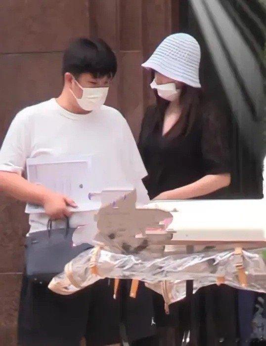 阚清子现身医院产检，挺孕肚身材水肿，富豪老公提包紧随互动贴心。8月6日，媒体狗仔
