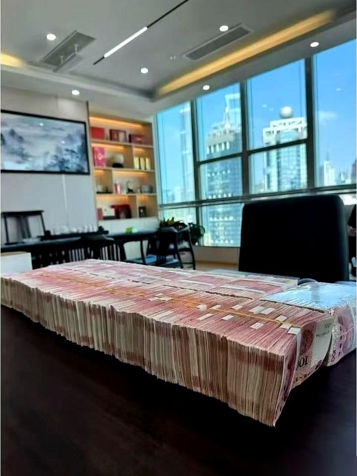 手机嗡的一声，屏幕亮了。
一条银行短信，账户入账：80,000,000.00元。