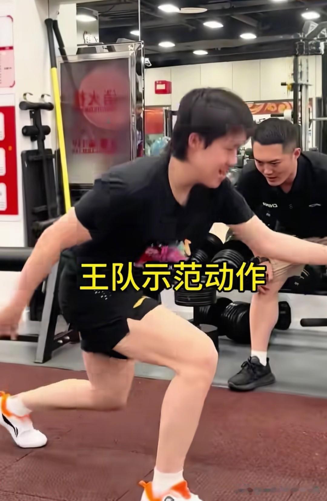 王楚钦训练，王队做示范……还没忘记吐槽曹魏：有点像女娲刚给捏出来，还没晾干呢[捂