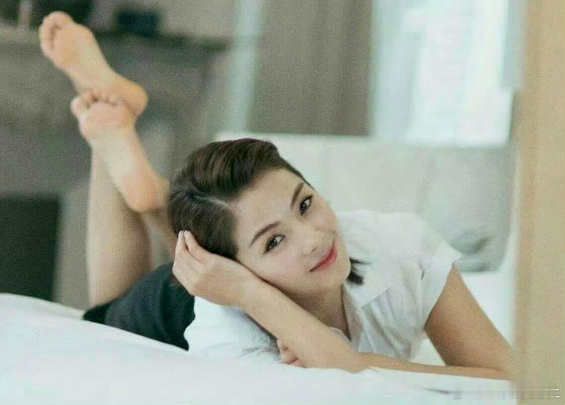 内娱女明星是不是都用过这个拍照动作了 
